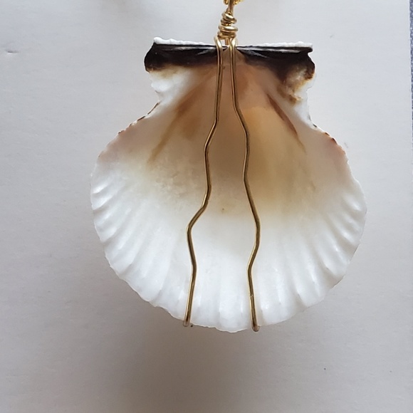 Shell Necklace - Picture 2 of 2